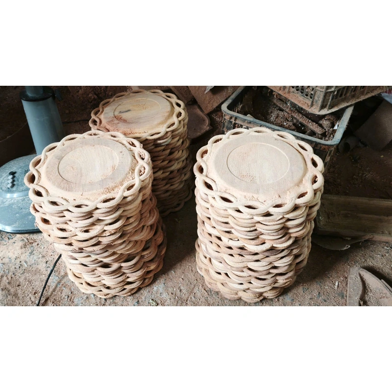 Unfinished round wooden tray batches at the factory Unfinished round wooden tray batches at the factory