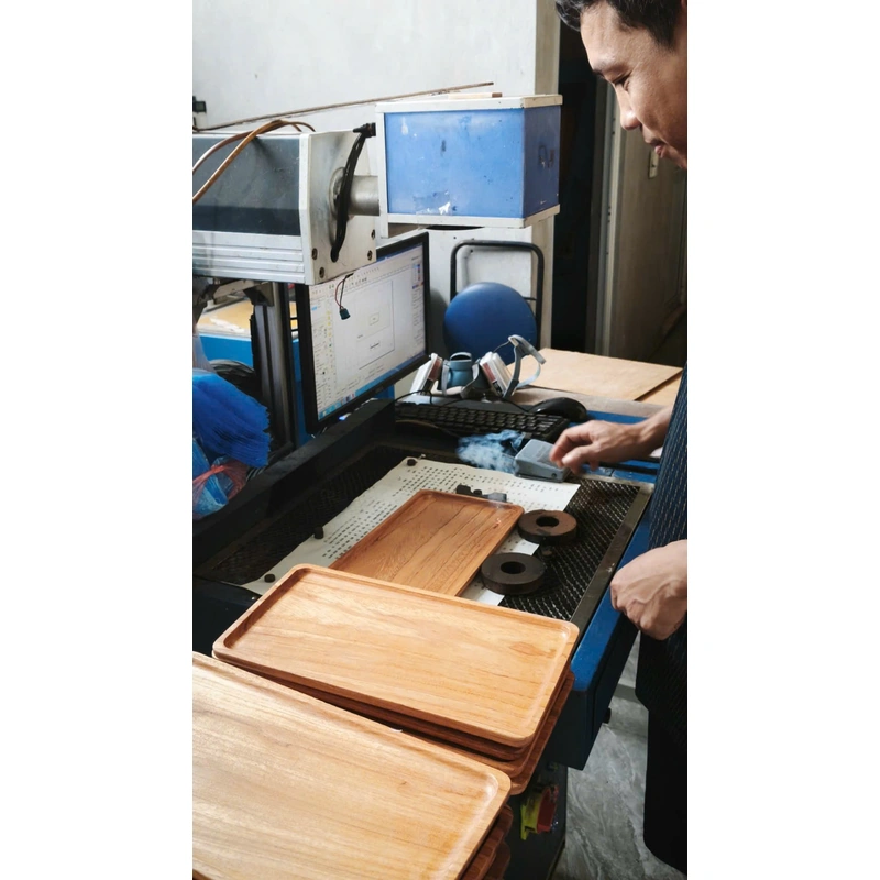 Rectangular Ash Handle Tray – Ash Wood 6 Worker preparing wooden trays at the factory