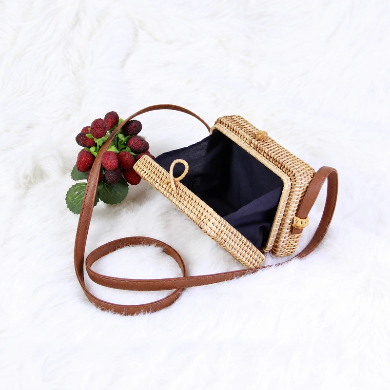 Panel Front Rattan Crossbody Bag | 17 cm 5 panel front rattan crossbody bag construction detail